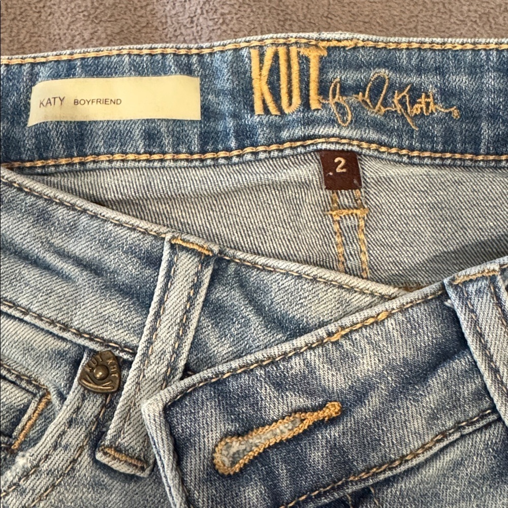 Woman's Kut from the Kloth Katy Ripped Boyfriend Jeans. Size 2 - Picture 5 of 8